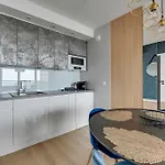 아파트호텔 Waterlane Island - Riverview Pool, Spa, Gym & Parking By Downtown 그단스크